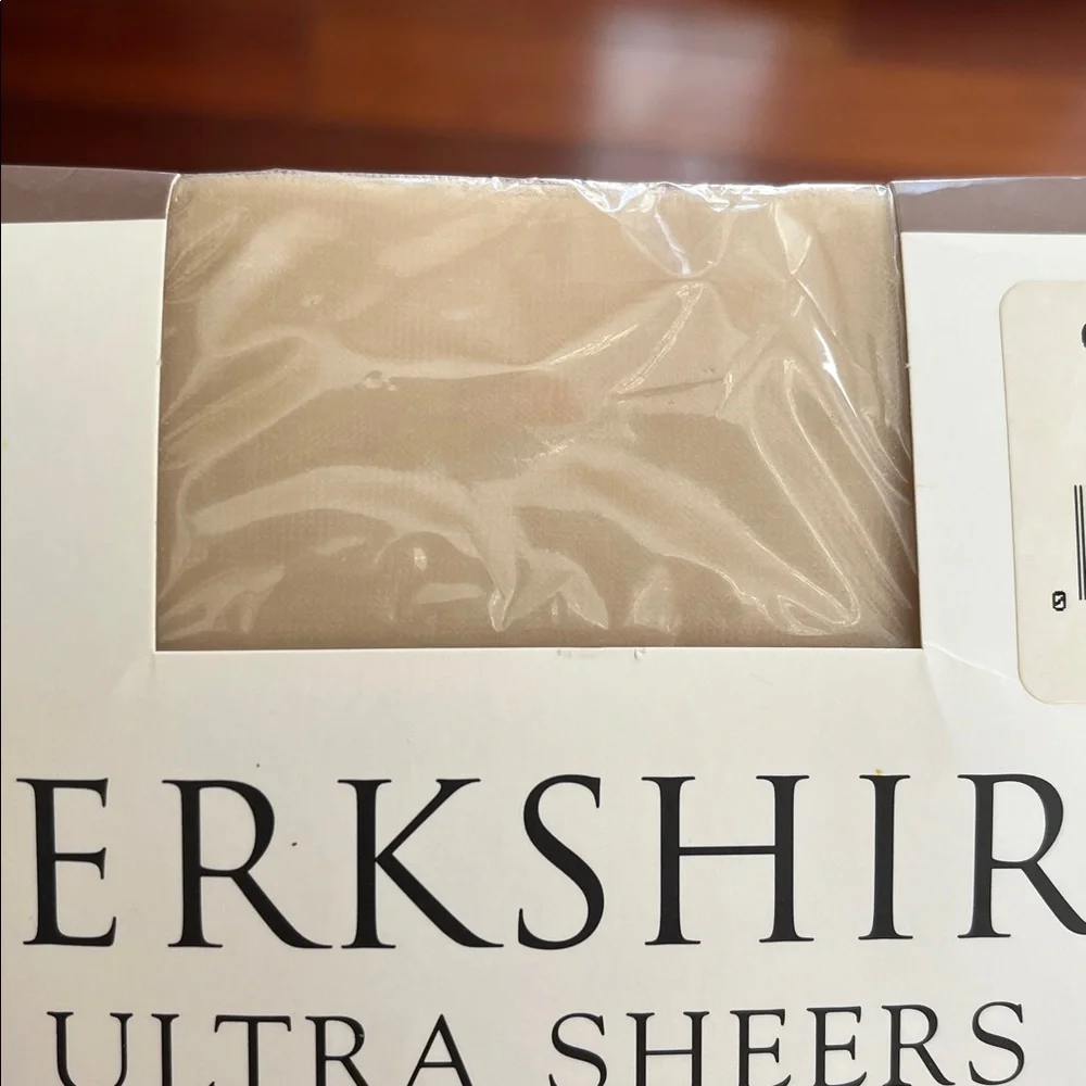 Berkshire Ultra Sheer Nude Non-Control Top Sandalfoot Queen 4413 Pantyhose 1x-2x